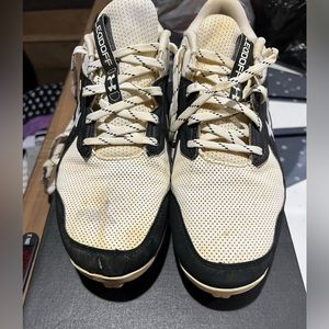 Mens Under Armour baseball cleats, size 9.5